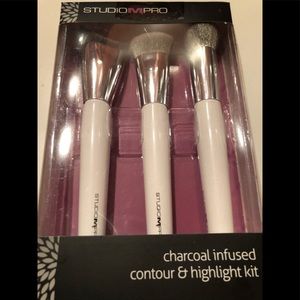 NWT StudioM Pro Charcoal Infused Countour & Highlighting Kit